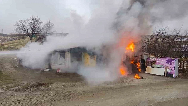 Elazığ'da odun deposunda yangın çıktı