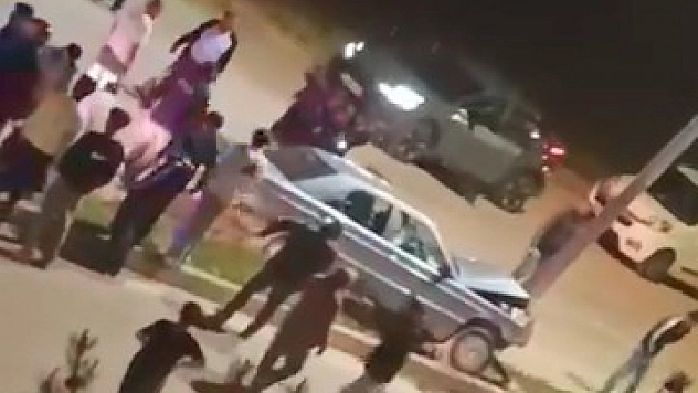 Elazığ'da Kontrolden Çıkan Otomobil Direğe Çarptı