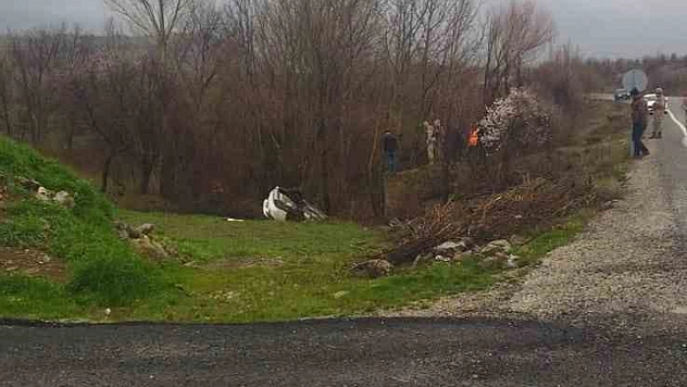 Elazığ'da Kaza: Araç Dereye Uçtu, 3 Yaralı