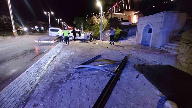 Elazığ'da bir otomobilin durağa çarpması sonucu 1 kişi yaralandı.