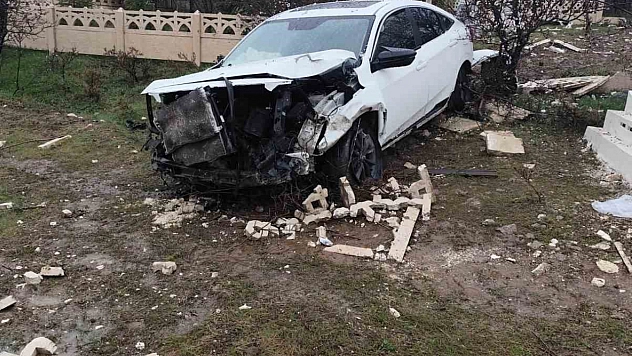 Elazığ'da Otomobilin Mezarlığa Girdiği Kazada 2 Kişi Yaralandı