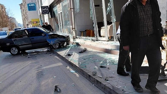 Elazığ'da Kontrolden Çıkan Otomobil Mağazaya Daldı
