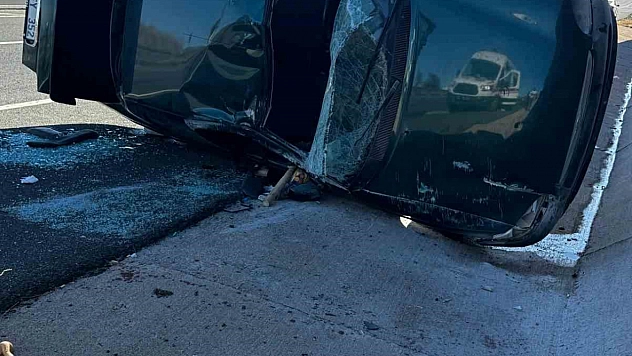 Elazığ'da Korkutan Kaza: Otomobil Yan Yattı, 2 Yaralı