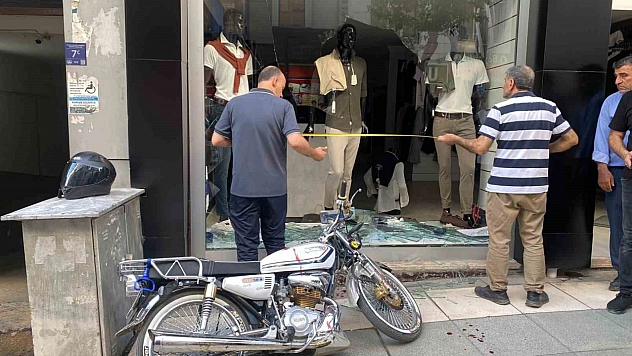 Elazığ'da Feci Kaza: Motosiklet Mağazaya Daldı