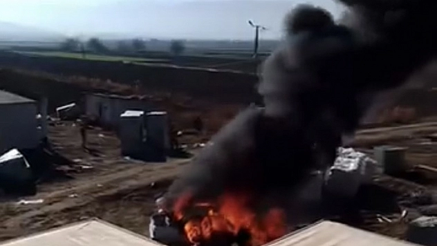 Elazığ'da park halinde duran bir araç, alevlere teslim oldu.