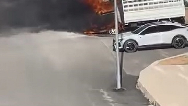 Elazığ'da Seyir Halindeki Pikap Alev Aldı