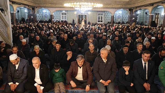 Elazığ'da Regaip Kandili dolayısıyla vatandaşlar camilere yoğun ilgi gösterdi.