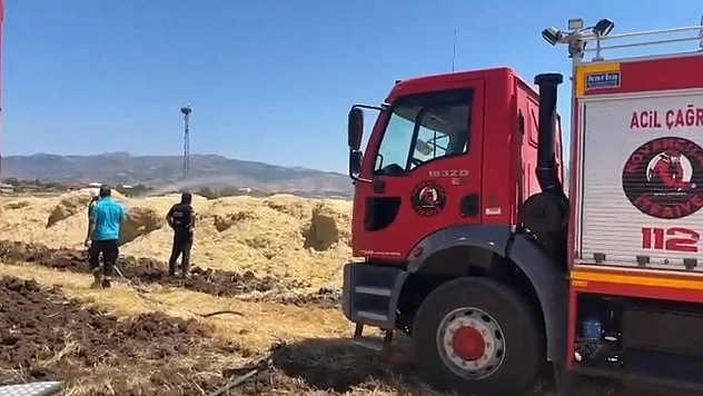 Elazığ'da Samanlıkta Çıkan Yangın Kısa Sürede Kontrol Altına Alındı
