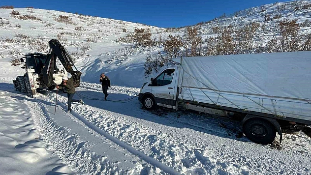 Elazığ'da şarampole düşen pikap kurtarıldı