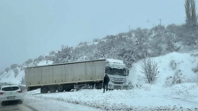 Elazığ'da Şarampole Kayan Tır Kara Saplandı