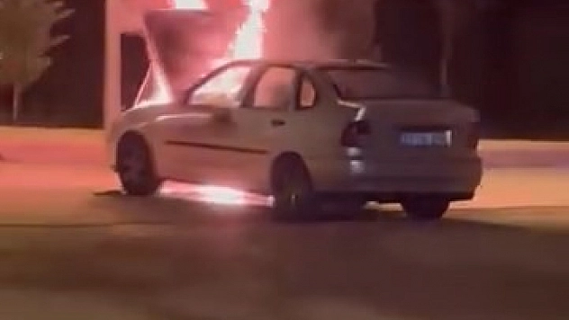 Elazığ'da hareket halindeki otomobilde yangın çıktı.