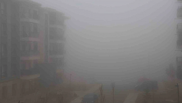 Elazığ'da sis etkisini göstermeye devam ediyor.