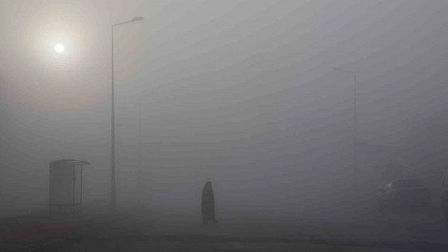 Elazığ'da yoğun sis etkisini göstererek, görüş mesafesini 5 metreye kadar düşürdü.