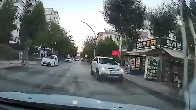 Elazığ'da Trafiği Tehlikeye Atan Sürücü Kamerada