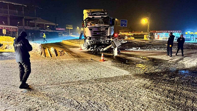 Elazığ'da tır kavşakta kontrolden çıkarak refüje çarptı: 1 kişi yaralandı
