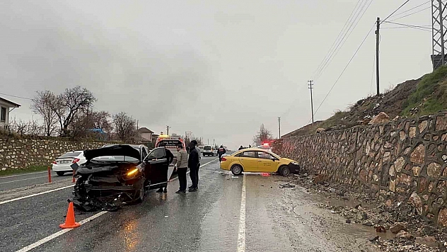 Elazığ'da Kaza: 2 Kişi Yaralandı