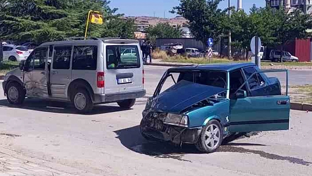 Elazığ'da Kaza: 2 Kişi Yaralandı