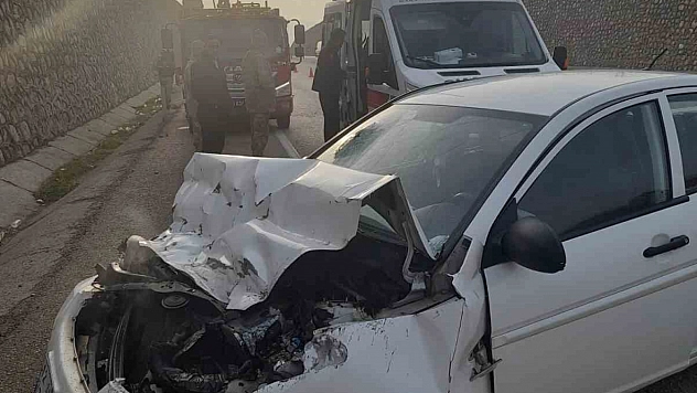 Elazığ'da trafik kazası meydana geldi: 3 kişi yaralandı.