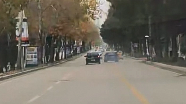 Elazığ'da trafikte tehlikeli şekilde araç kullanan bir sürücü kameraya kaydedildi