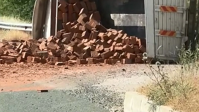 Tuğla Yüklü Kamyon Devrildi, 1 Kişi Yaralandı