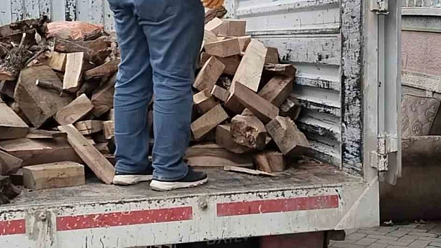 Elazığ'da ihtiyaç sahibi yetim ailelere yakacak desteği sağlandı.