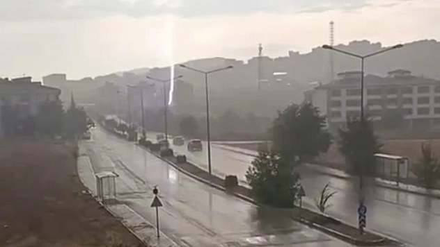 Elazığ'da Yıldırım Böyle Düştü: O Anlar Kamerada