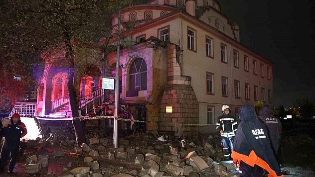 Elazığ'da Yıldırım Minareyi Yıktı