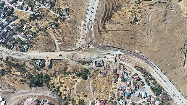 Elazığ'da yol genişletme çalışmaları devam ediyor.