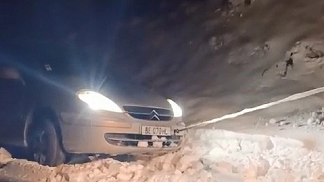 Elazığ'da Karlı Yolda Mahsur Kalan Araç Kurtarıldı