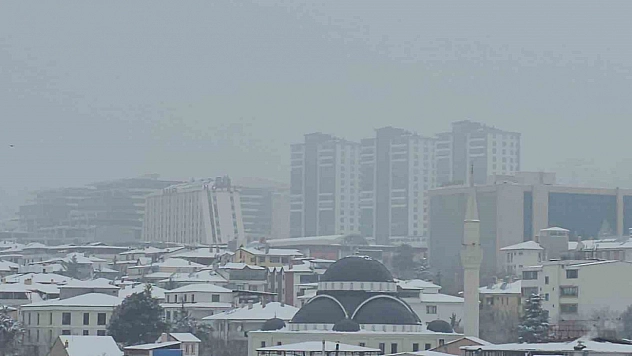 Elazığ'da yüksek bölgelerde sis etkisini gösteriyor.