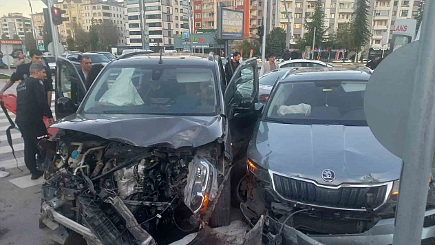 Elazığ'da Zincirleme Kaza Paniği: 3 Yaralı