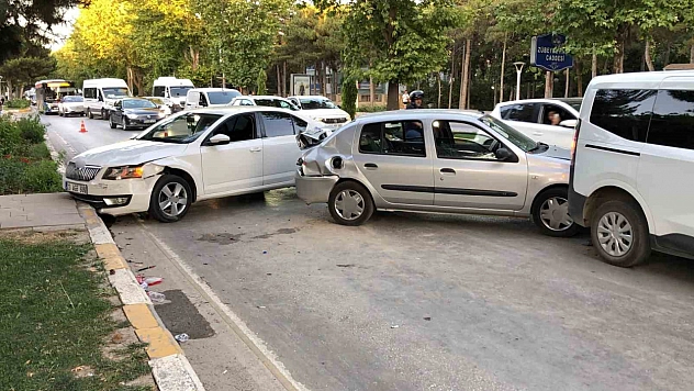 Elazığ'da Zincirleme Kaza: 3 Kişi Yaralandı