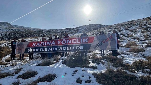 Elazığ'daki 2 bin 347 metre yüksekliğindeki Hazarbaba zirvesinden şiddete karşı uyarı mesajı.