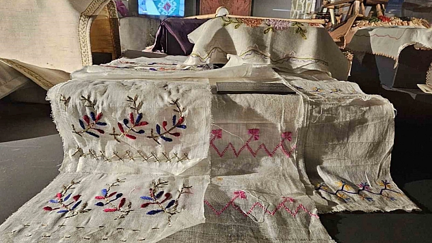 Elazığ Kent Müzesi'nde sergilenen el işi ürünler, geçmişin izlerini günümüze taşıyor.