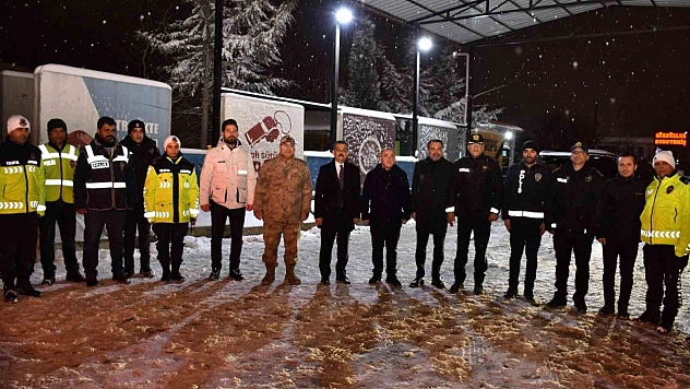 Elazığ protokolü, görev başında bulunan güvenlik güçleriyle buluştu.