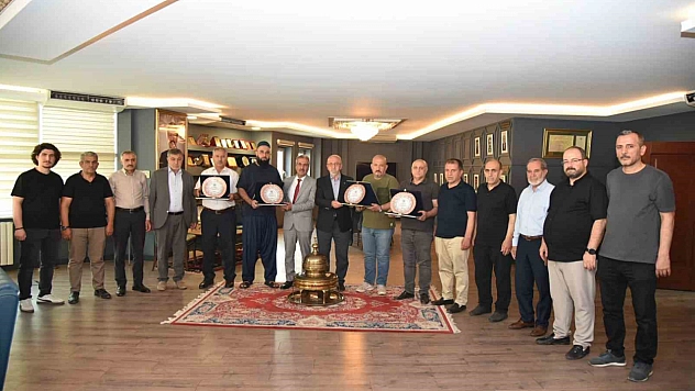Elazığ Ticaret Borsası'nda Meclis Üyelerine Teşekkür Plaketi