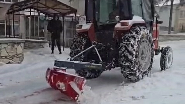 Elazığlı duyarlı vatandaşlardan karla mücadelede ekiplere destek