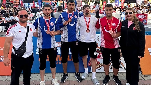 Elazığ'ın Güreşçileri İstanbul'dan Zaferle Döndü