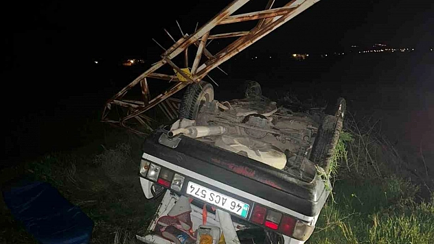 Feci Kaza: Araç Direğe Çarpıp Ters Döndü