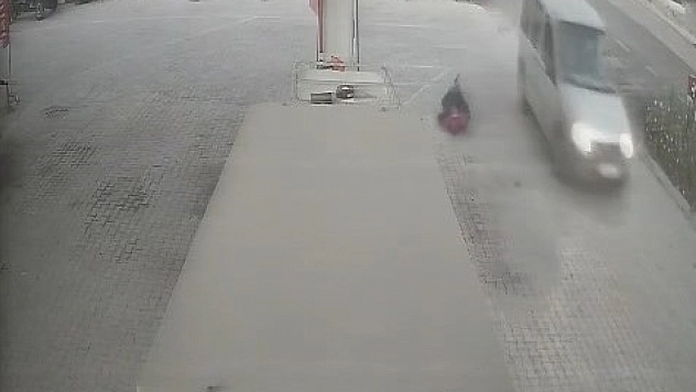Eniştesine araçla çarptıktan sonra olay yerinden kaçtı: O anlar kameralar tarafından kaydedildi