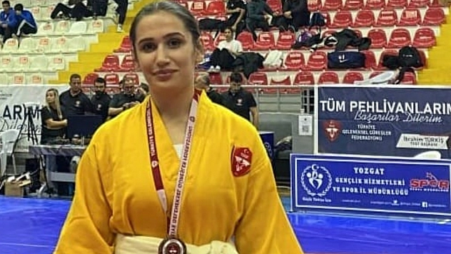 Evindar, güreşte Türkiye üçüncüsü olma başarısını elde etti.