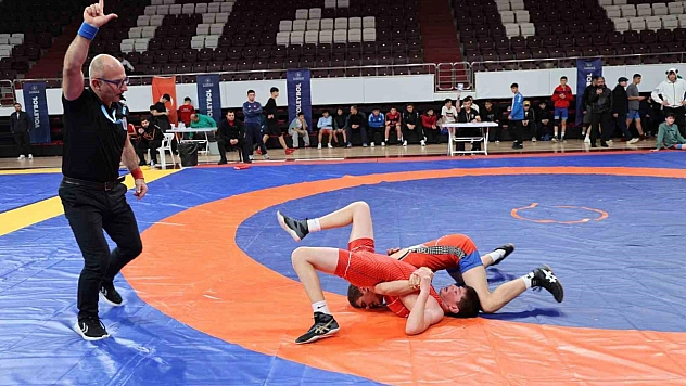 Gençler Güreş Müsabakaları Elazığ'da devam ediyor