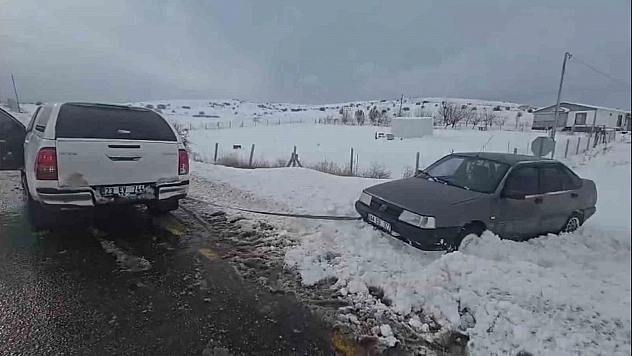 Göreve giden valilik koruma ekibi, yolda mahsur kalan bir vatandaşa yardım etti.