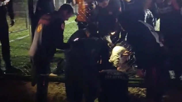 Halısahada Talihsiz Kaza: Koluna Tel Saplandı