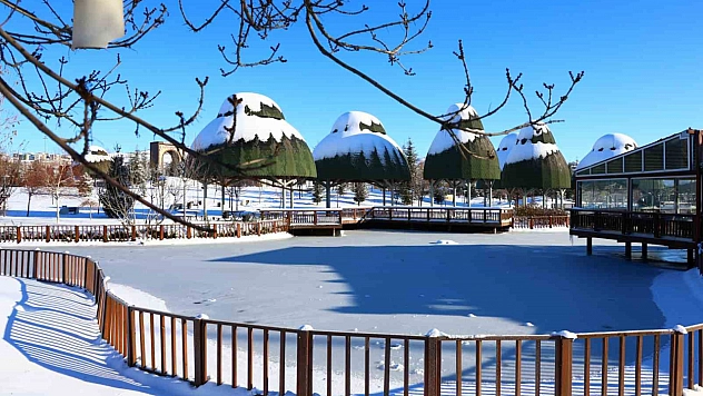 Hava sıcaklıklarının eksi 13 dereceye kadar düştüğü şehirde süs havuzları buz tuttu.
