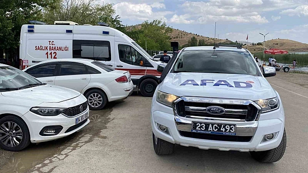Hazar Gölü'nde Gezi Teknesi Battı: 7 Kişi Kurtarıldı