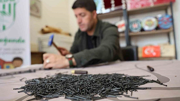 Hobisini sanata çevirerek Türkiye'nin en yetkin filografi ustalarından biri haline geldi ve 500'den fazla esere imza attı.