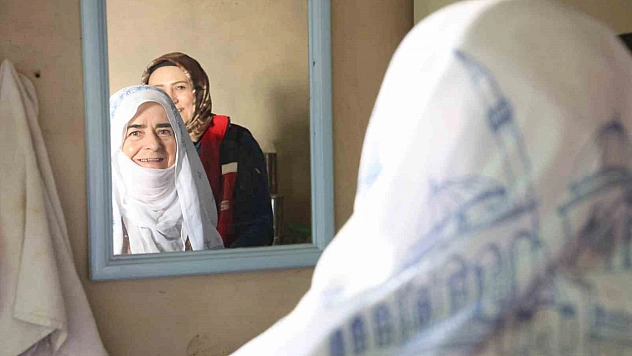 Huzurevi Sakini Saadet Teyze, Doğup Büyüdüğü Evi Görünce Duygulanarak Gözyaşlarına Hakim Olamadı.