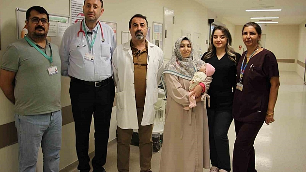 İç organları göğüs boşluğunda olan bebek, başarılı bir ameliyatla hayata bağlandı