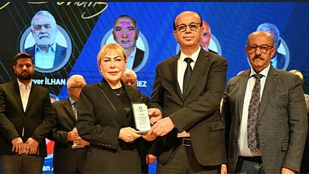 İnönü Üniversitesi'nden Yasemin Açık'a Plaket